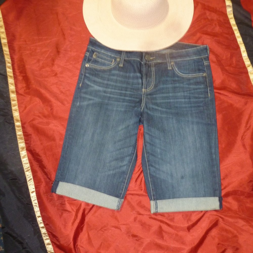 NWOT Kut from the Kloth “Cute Hugging” Bermuda Denim Shorts – Size 6